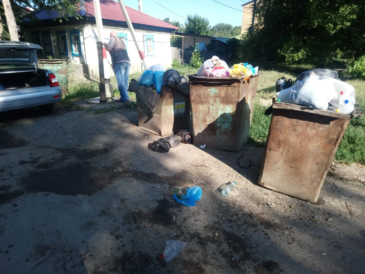 В Уральске колонку с питьевой водой окружили мусорными баками