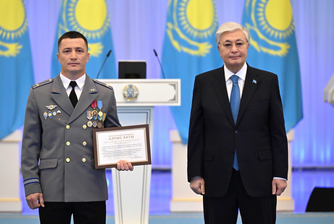 Токаев наградил офицеров силовых структур