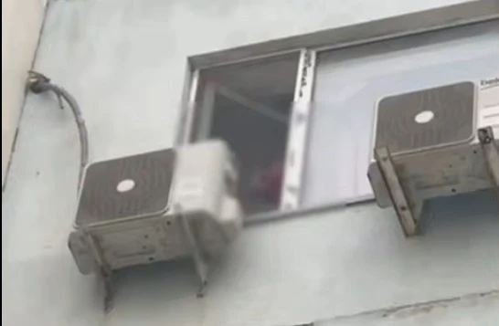 В Атырау полицейский спас 4-летнюю девочку от падения из окна