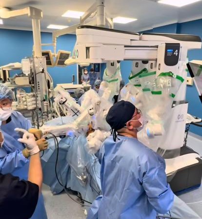 В Казахстане впервые провели сложную операцию с помощью хирургического робота