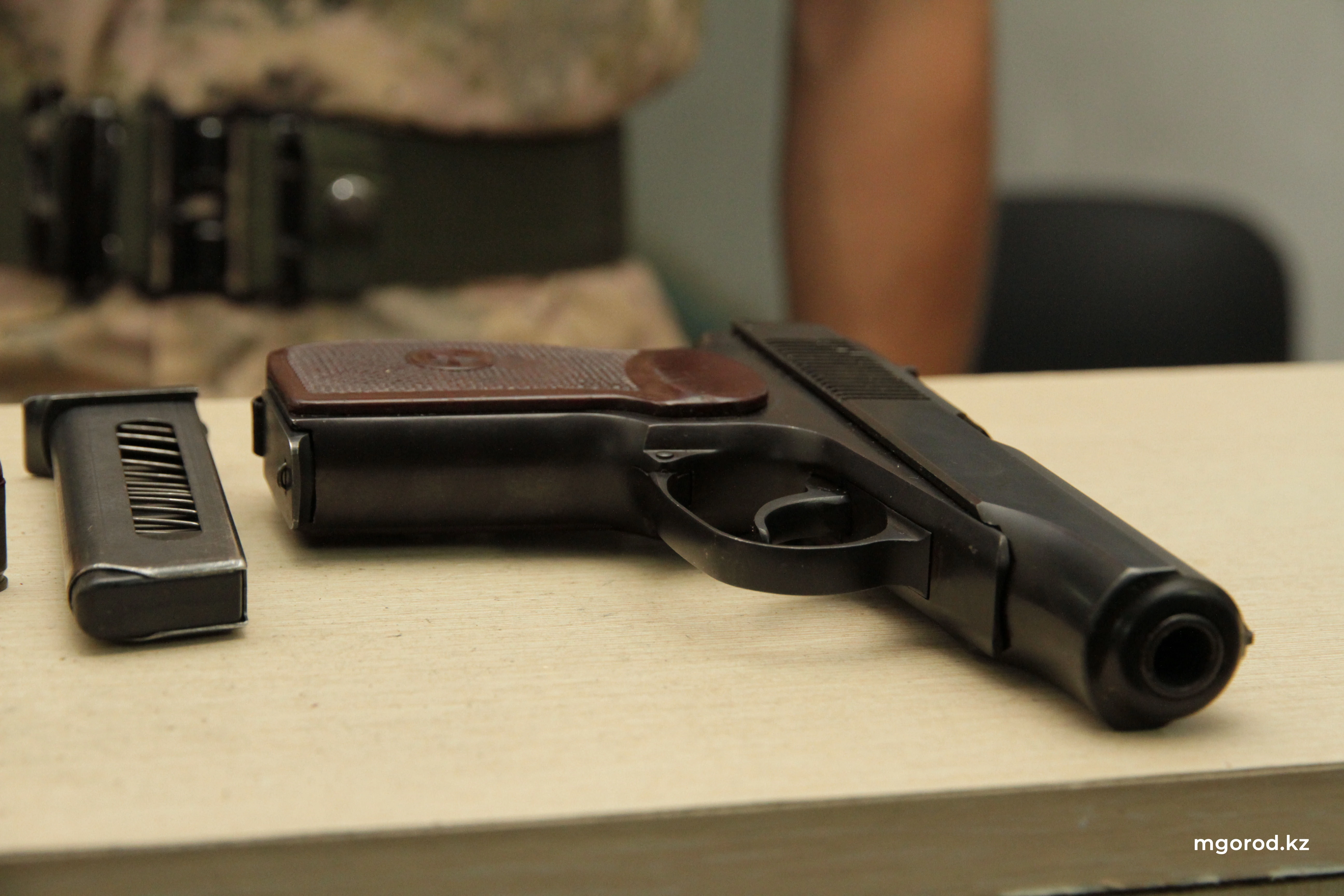 Полицейский ранил друга из табельного оружия в Актобе