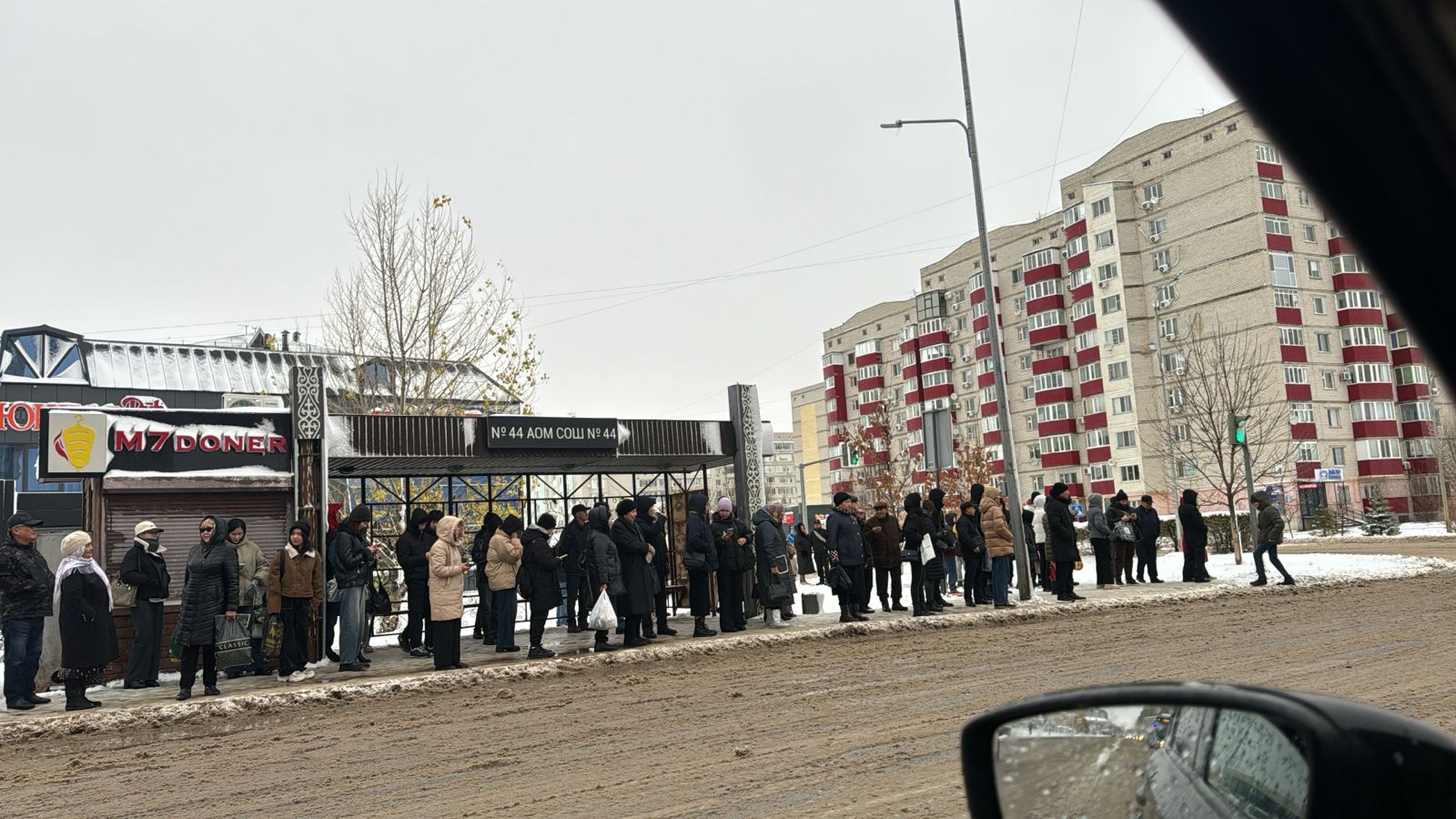 Снежный коллапс: жители Уральска жалуются на отсутствие общественного транспорта