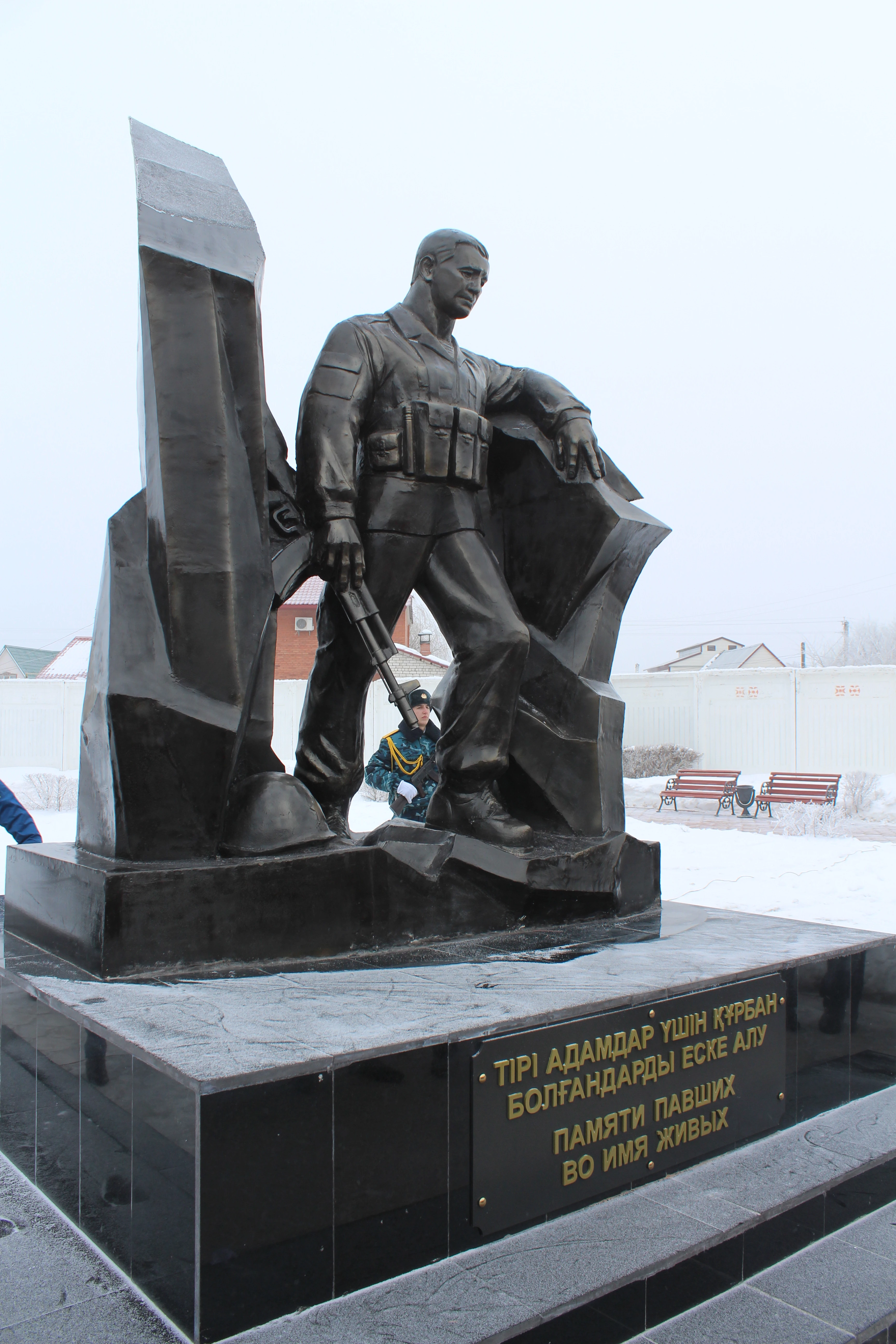 Житель Уральска подал в суд на акимат из-за установки памятника на его участке