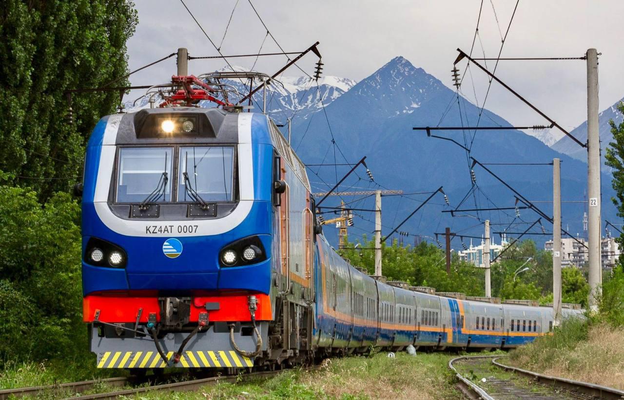 Под колёсами пассажирского поезда погибла семья