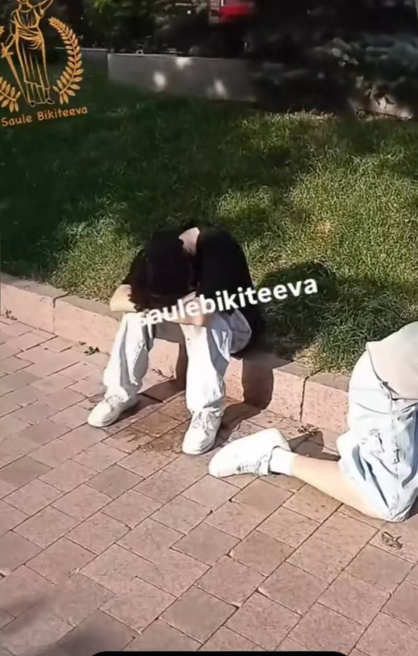 «Дайте воды»: в Алматы сняли на видео подростков в неадекватном состоянии
