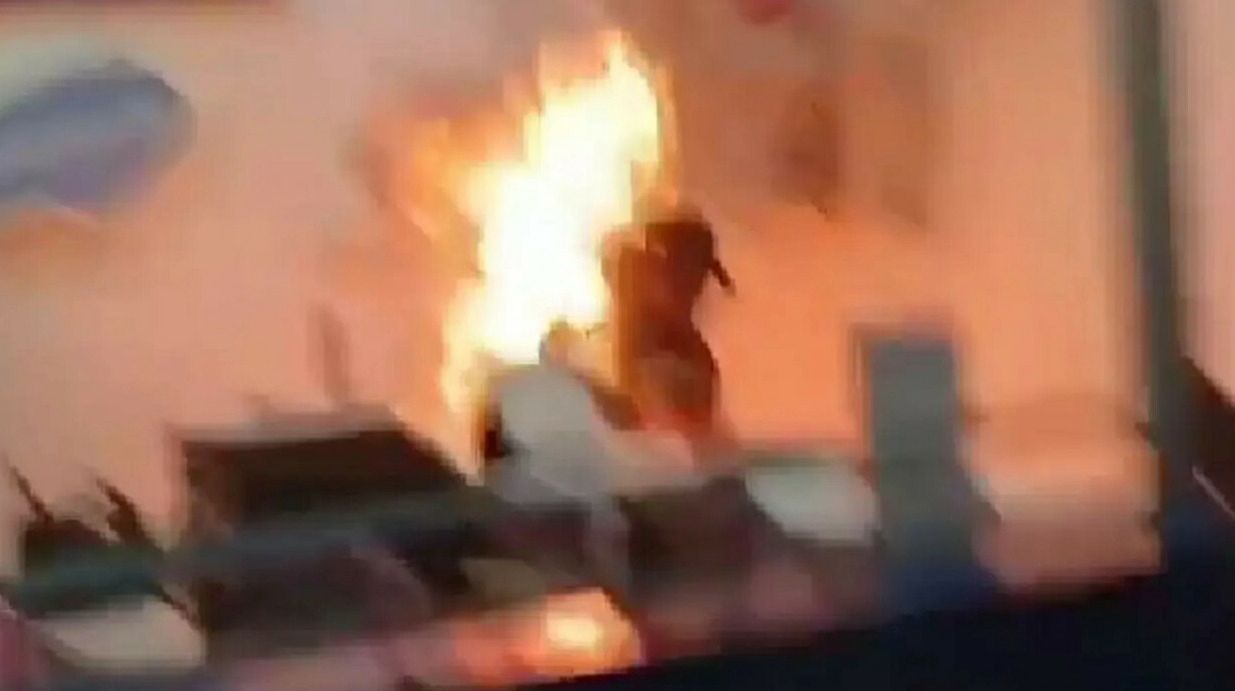 Мужчина поджег себя в аэропорту Алматы