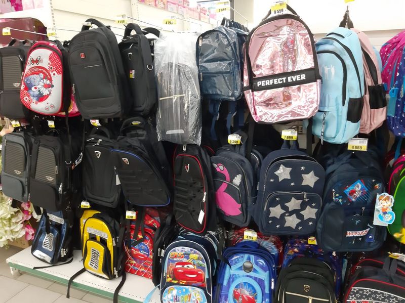 В Атырау проходит ярмарка школьных товаров