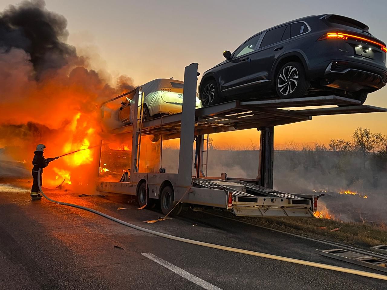 Автовоз и три легковые машины сгорели на трассе в Актюбинской области