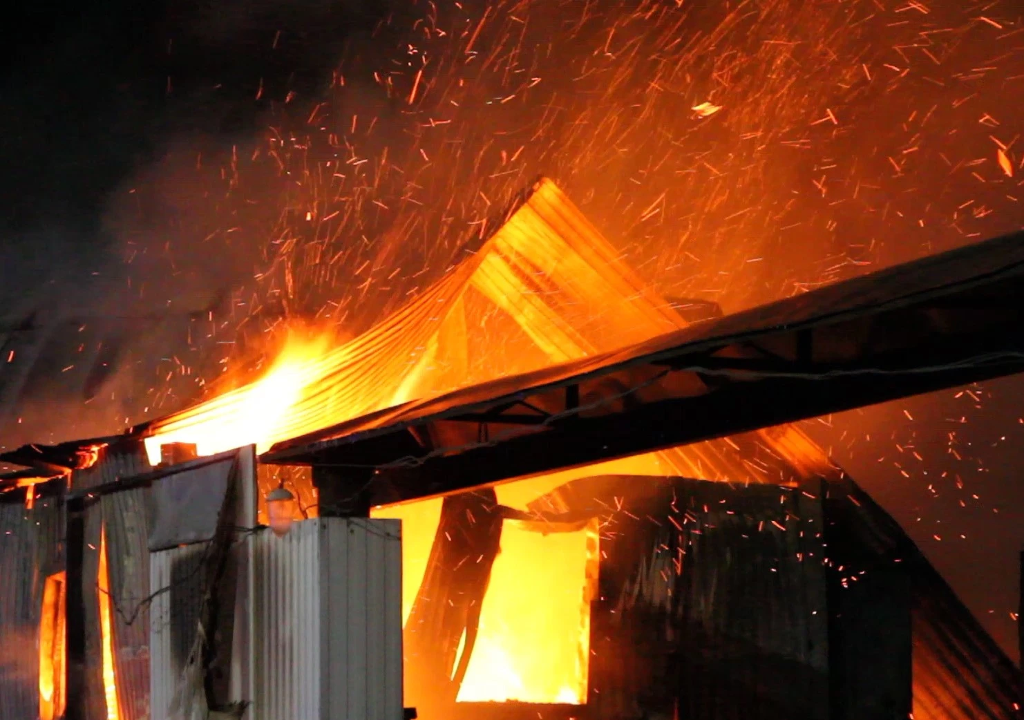 12 человек погибли в страшном пожаре в Казахстане: девять из них - дети