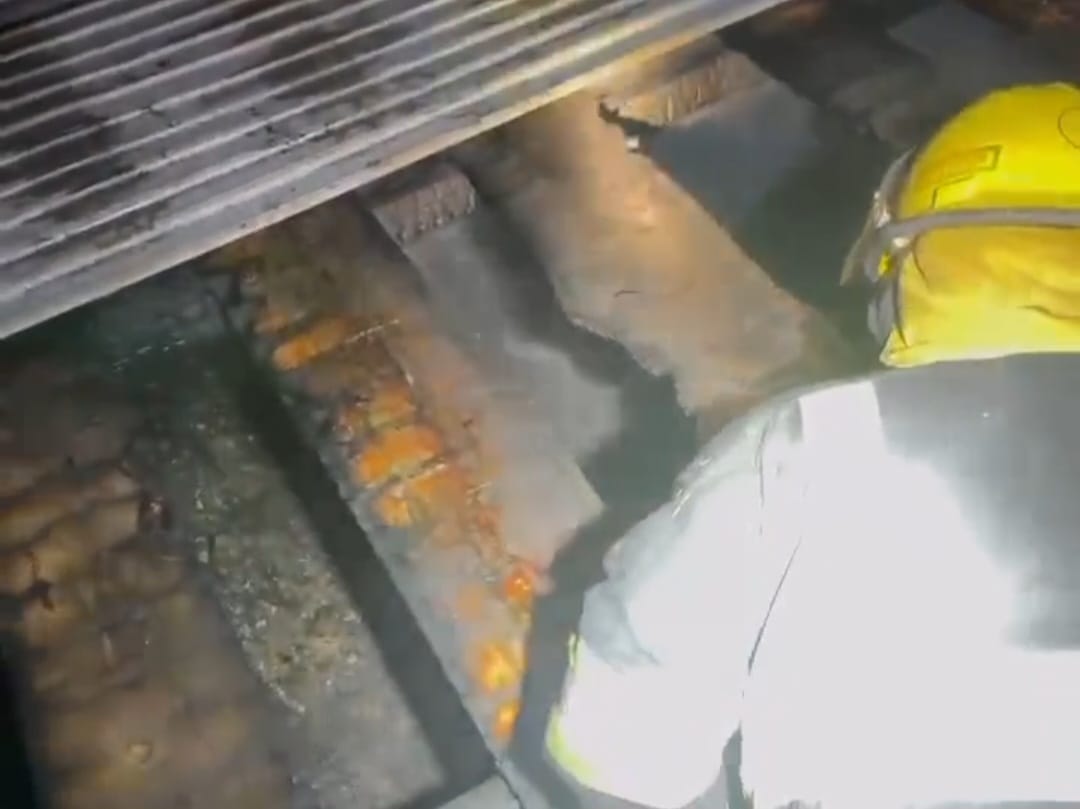 Крыша административного здания загорелась в Уральске