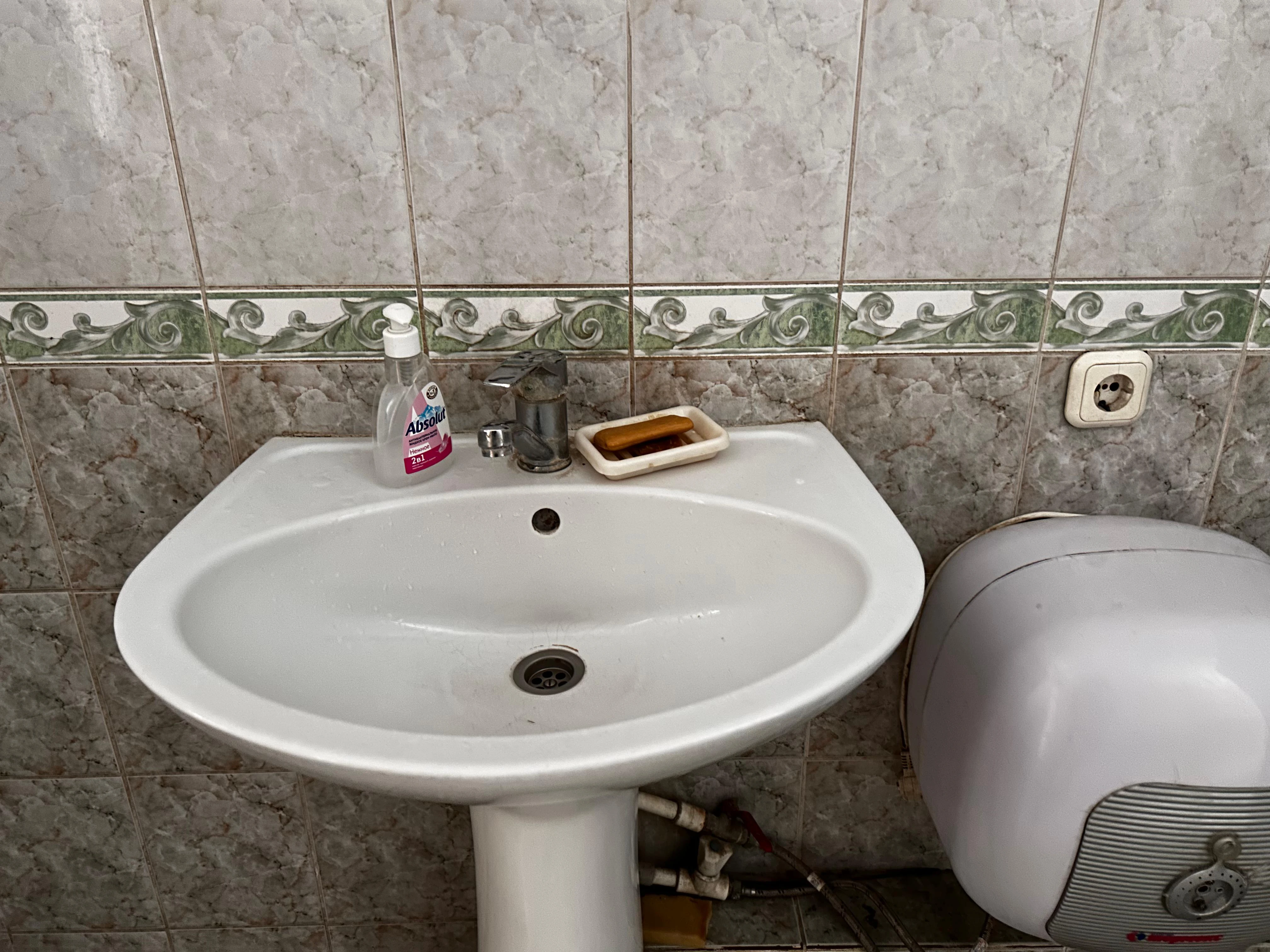 Қоғамдық орында аяғын жуған азамат көпшіліктің ашуына тиді