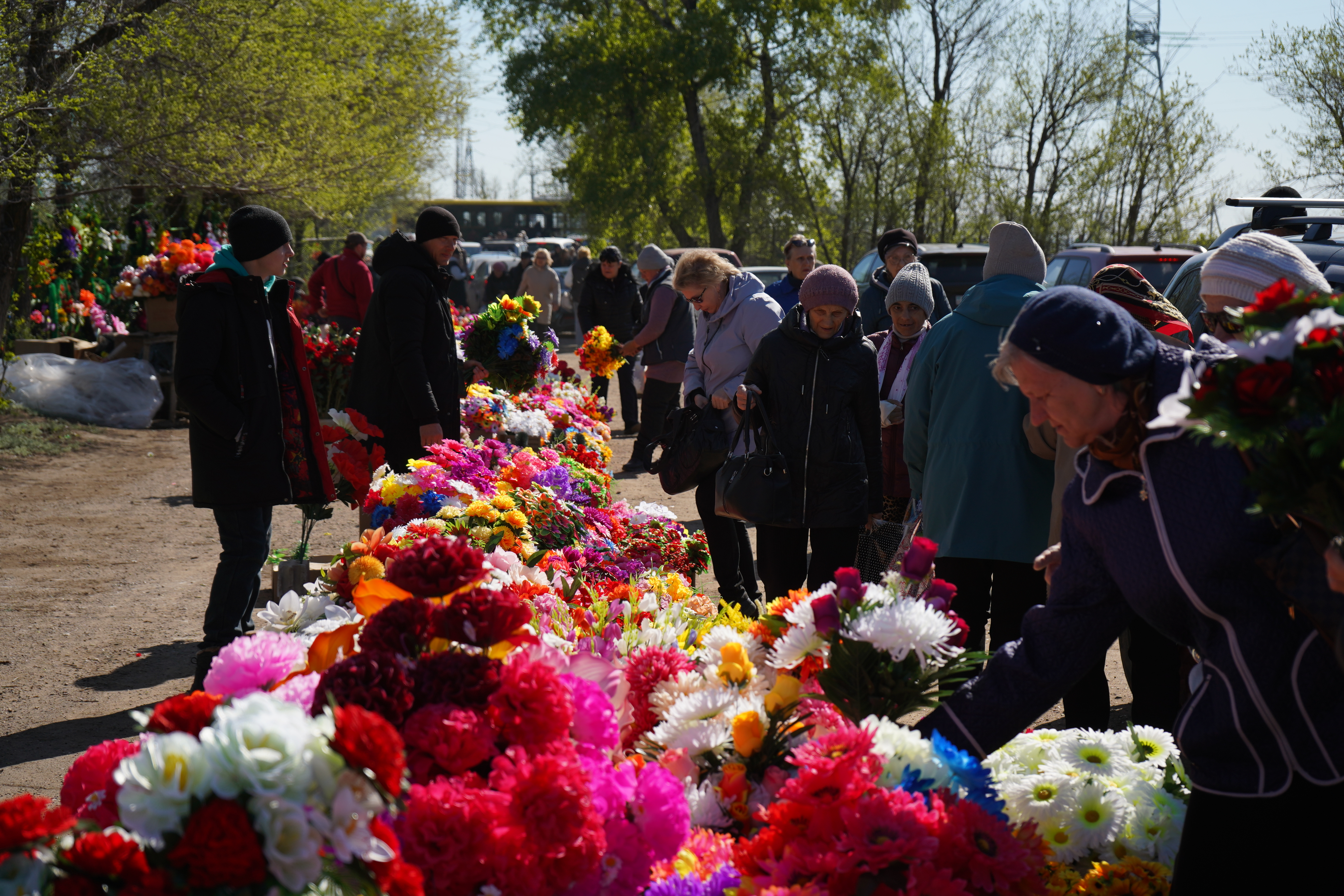 Цветы, шашлыки и напитки: как проходит Родительский день в Уральске