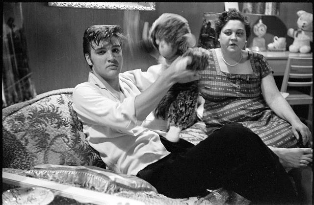 Астрологи назвали мужчин, для которых мама — главный человек в жизни