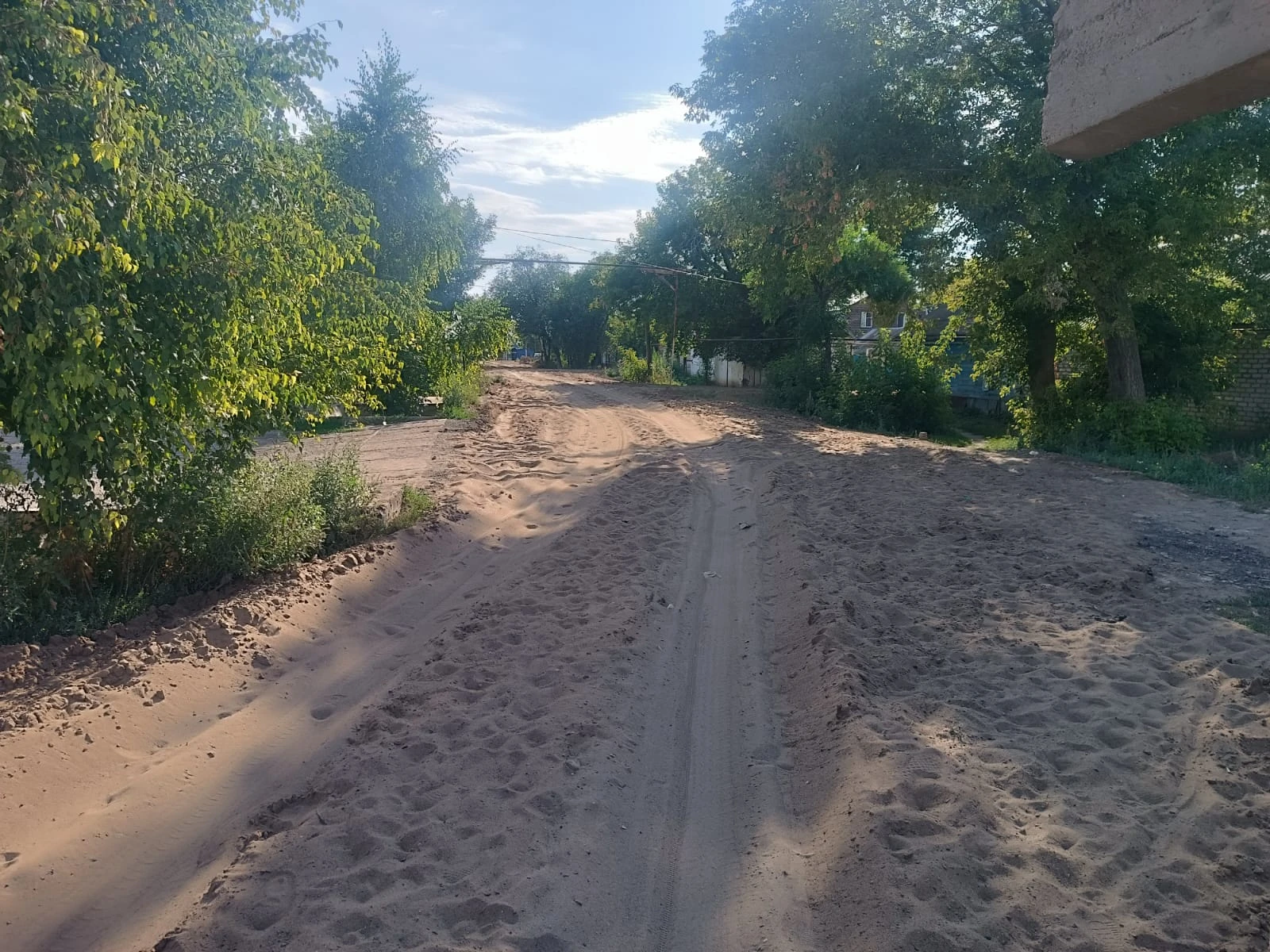 «5 күн бұрын жағалауға арналған құм төгіп кетіп қалды»: Оралдықтар жол салу жұмысын сынға алды