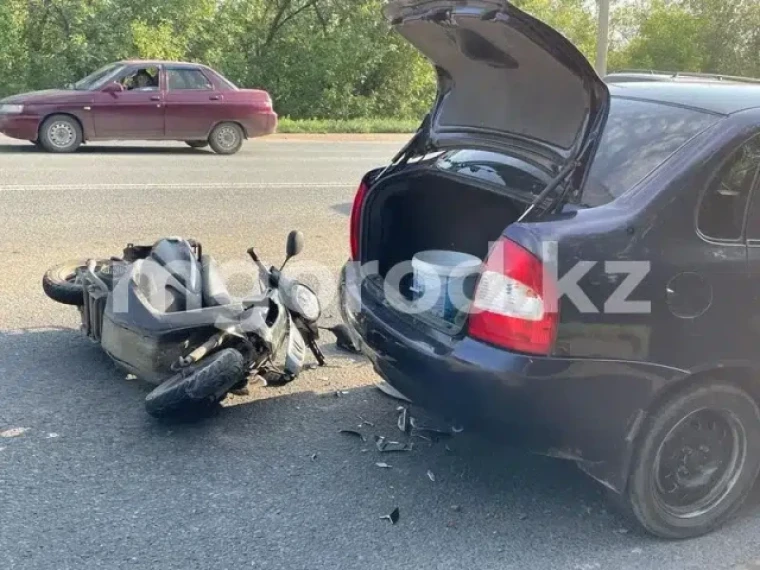 16-летний водитель скутера пострадал в аварии в Уральске