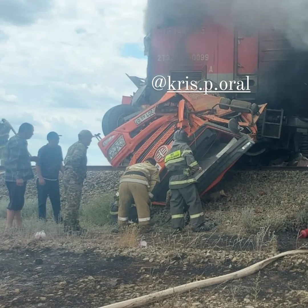 Грузовик столкнулся с тепловозом в ЗКО: погиб водитель