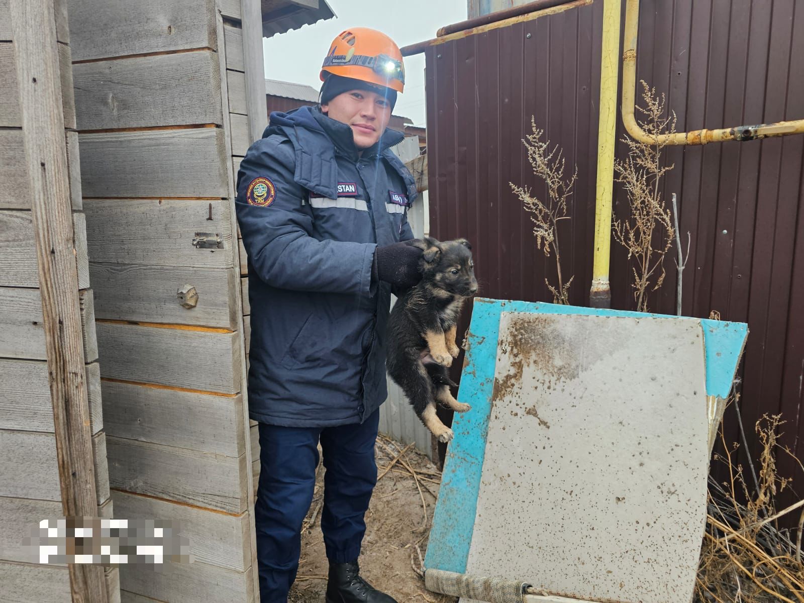 «Для нас важна каждая жизнь»: спасатели Уральска вытащили щенка из уличного туалета