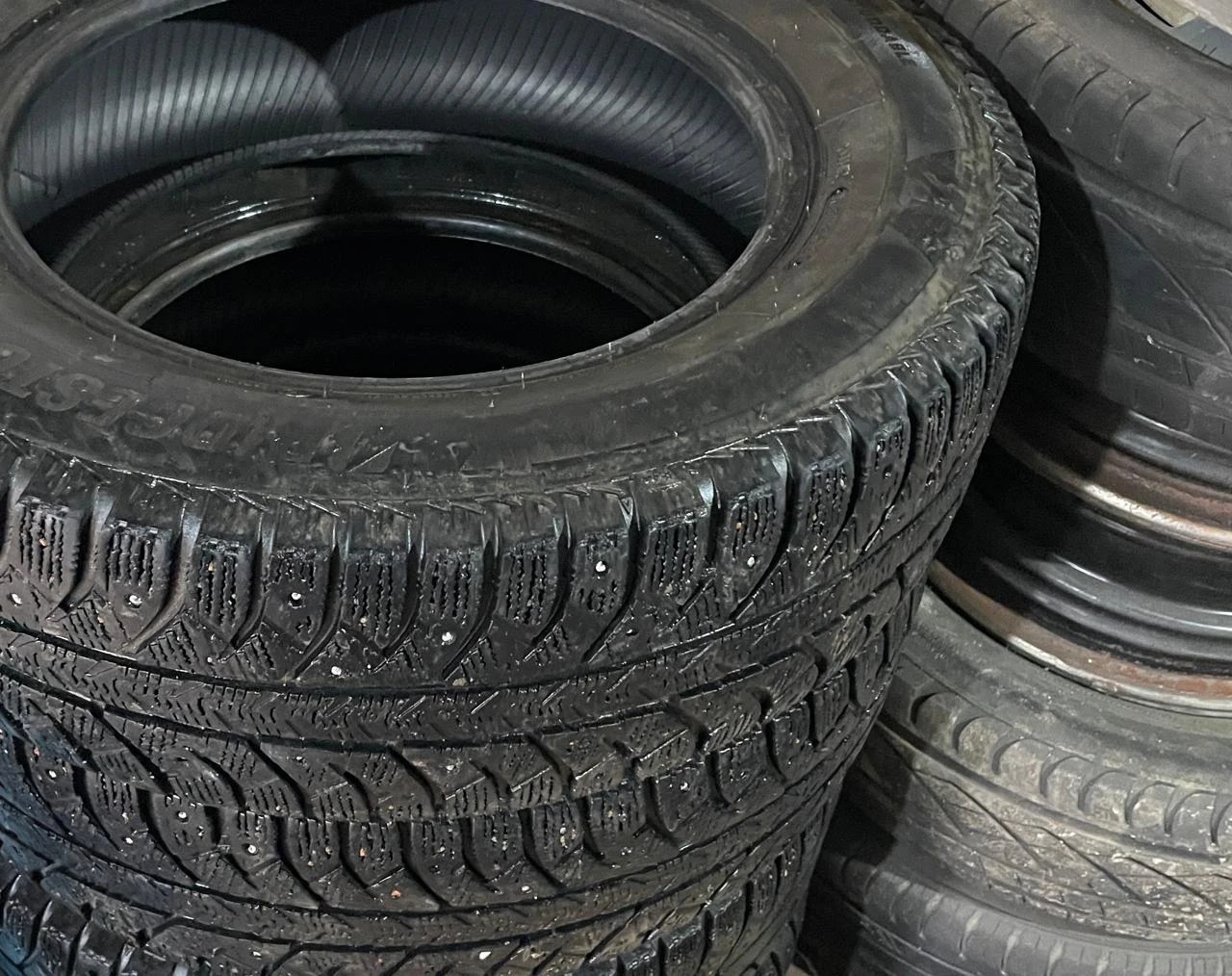 Полицейские Уральска напоминают: с 1 декабря ездить на летних шинах запрещено