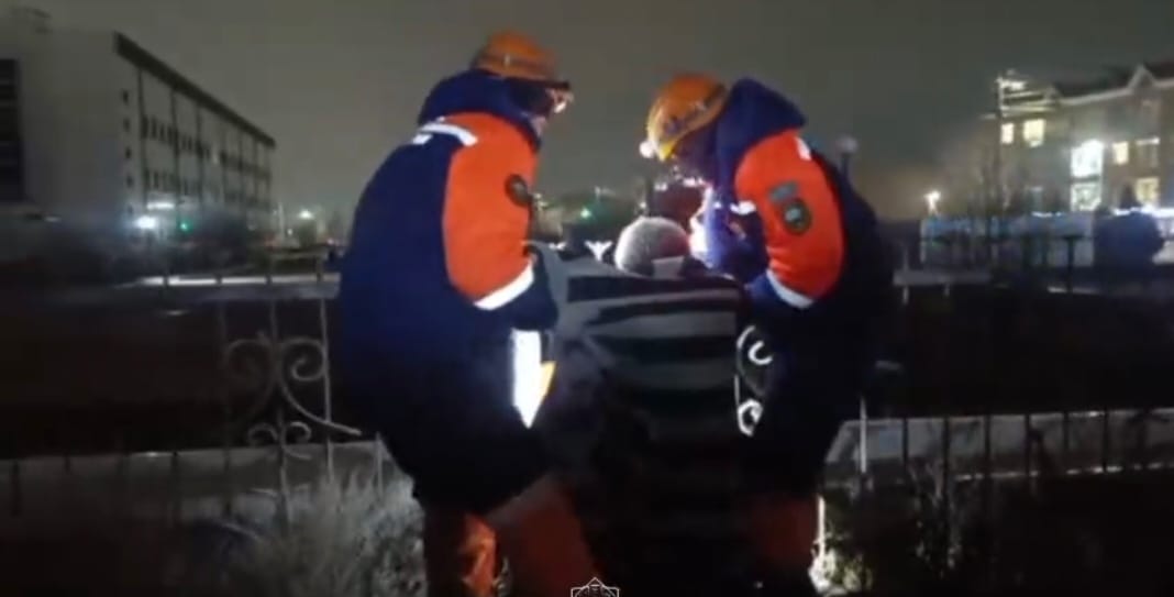 В Уральске спасатели помогли мужчине, застрявшему в металлическом заборе