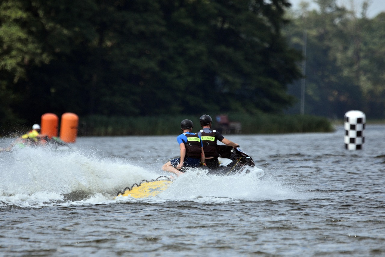Спасатели восстанавливали электричество в селе, стоя в воде (видео)