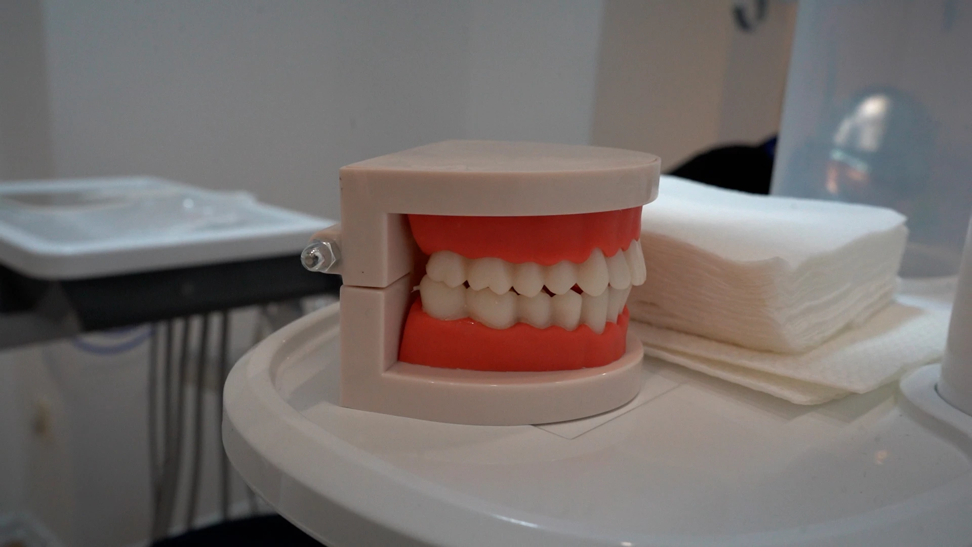 Казахстанцам запретили лечить зубы за счет пенсионки