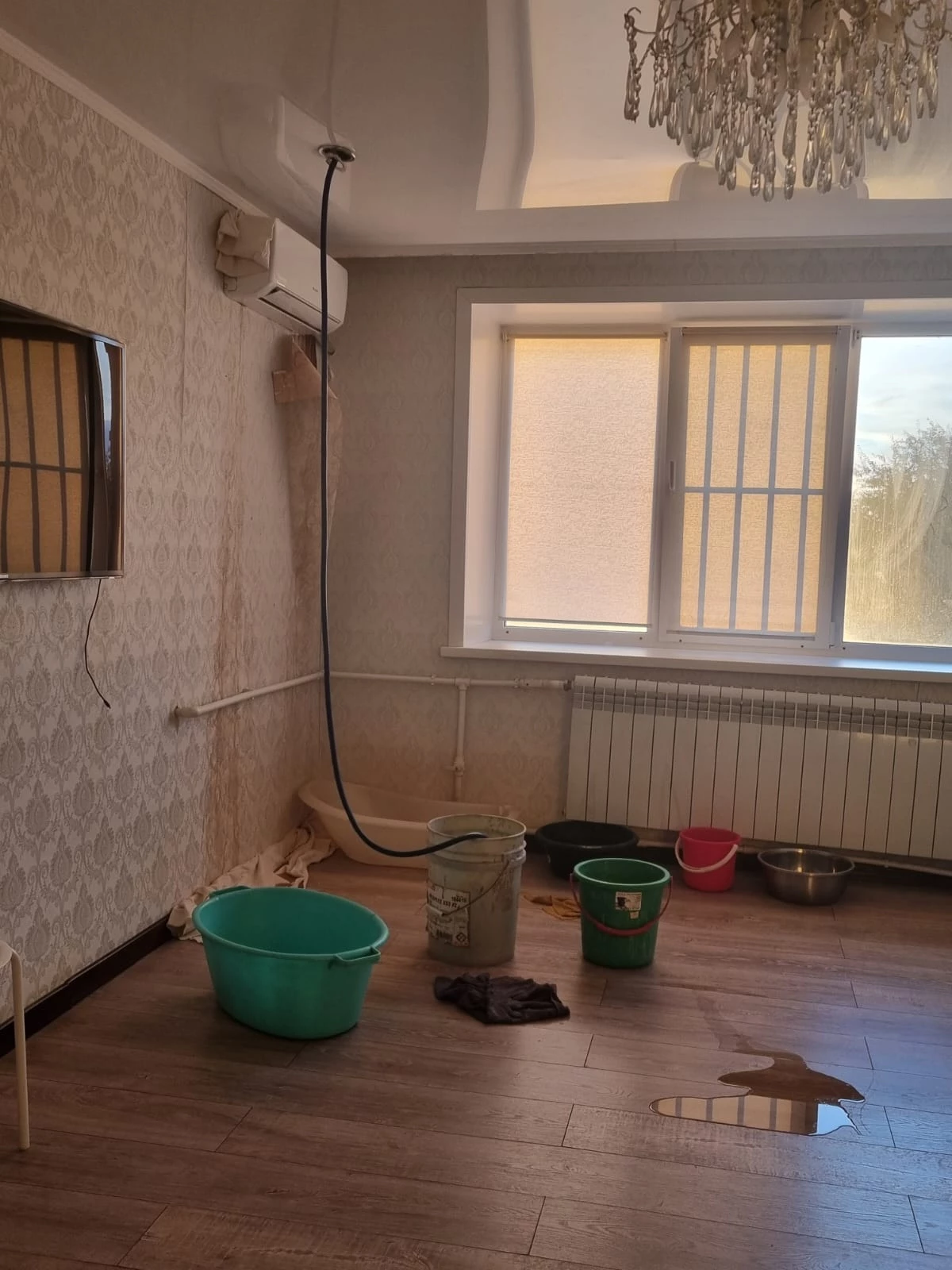 &quot;Спать невозможно, с тазиками бегаем&quot;: ремонт крыши в многоэтажке Уральска стал бедствием