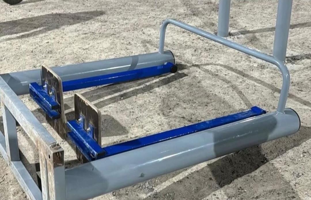 Уличный тренажер упал на двухлетнюю девочку в Уральске