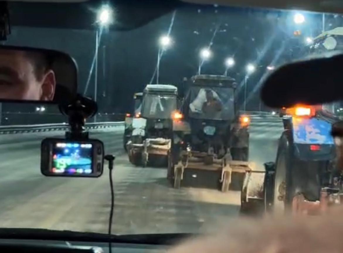 Акиму показали, как чистят Уральск от снега