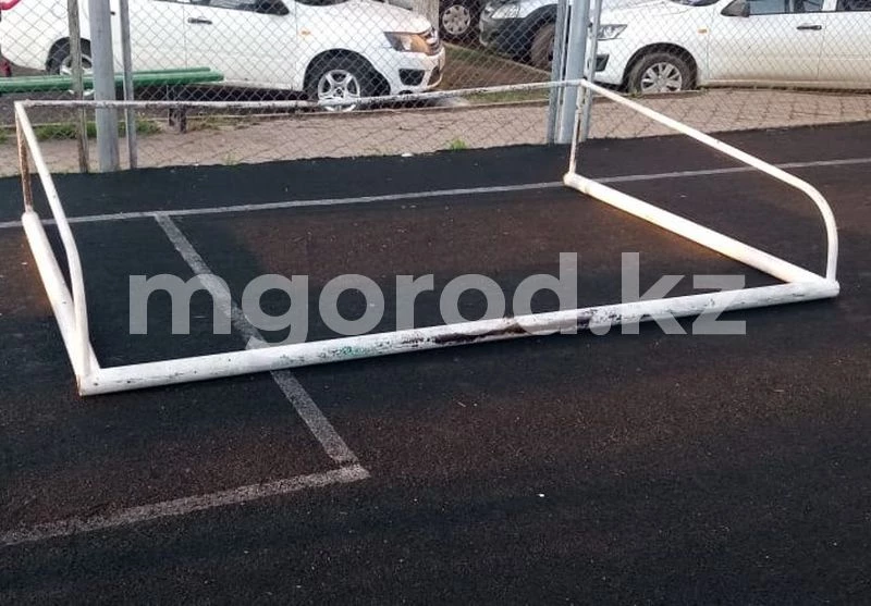 Мальчика насмерть придавило воротами в Уральске: свидетель считает это несчастным случаем