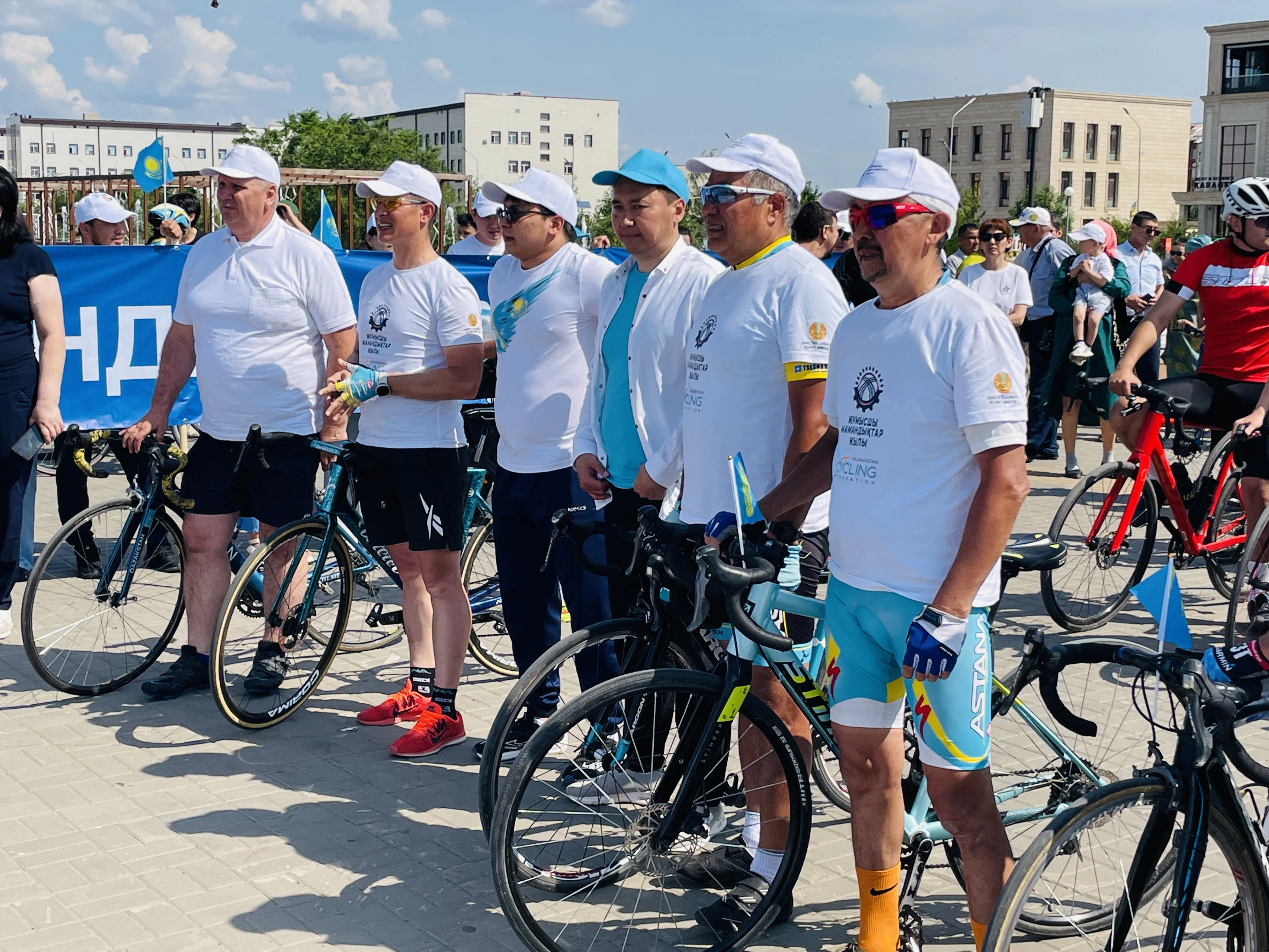 В Уральск прибыли участники республиканского велопробега