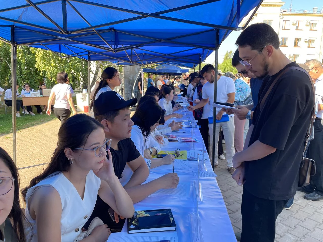 Офицер, санитар, учитель: какие вакансии предлагали на ярмарке в Уральске