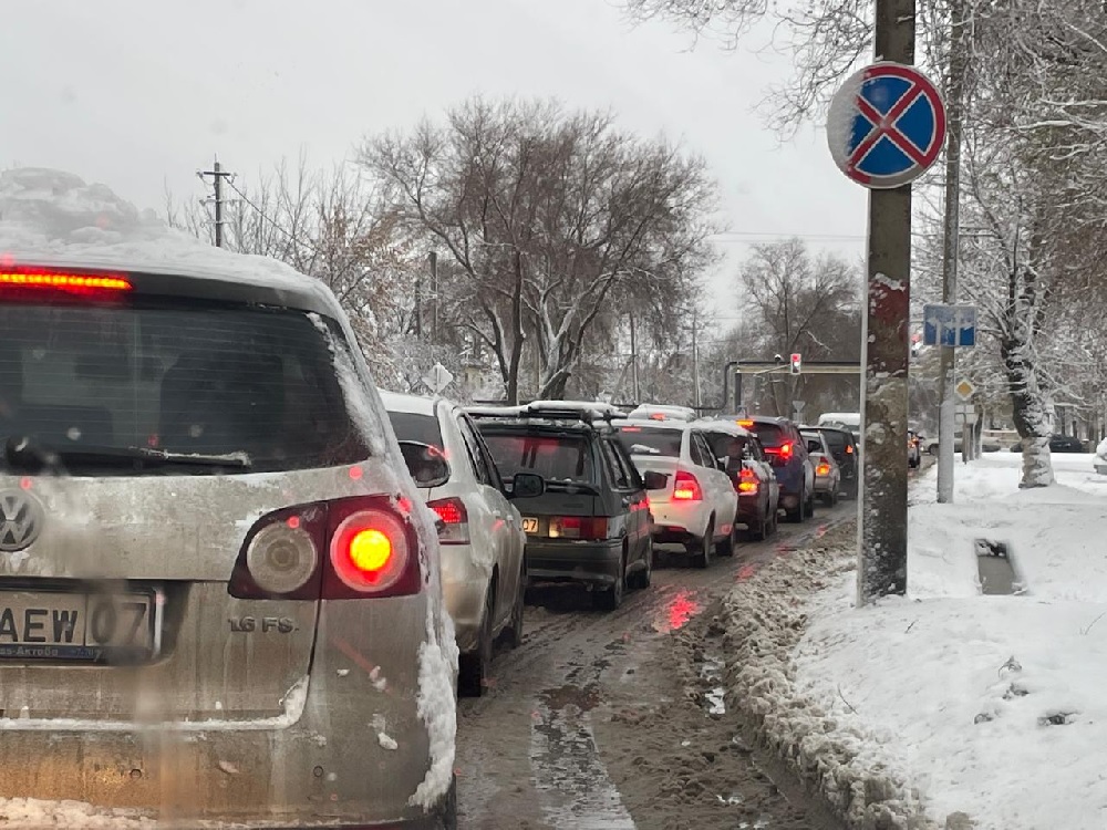 В Уральске выпал первый снег: опоздания, пробки и ДТП