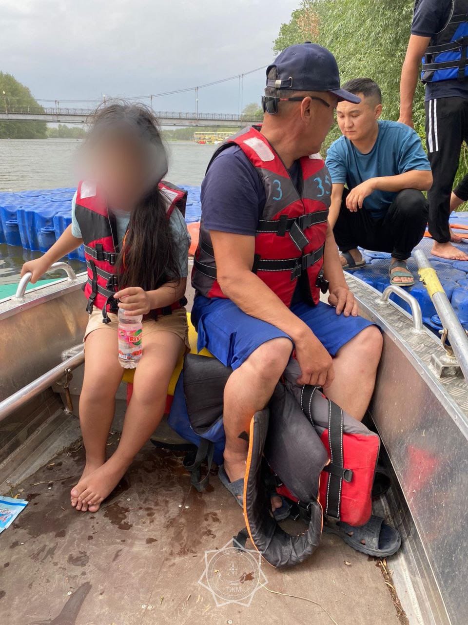 Четырех человек унесло ветром на реке в Уральске