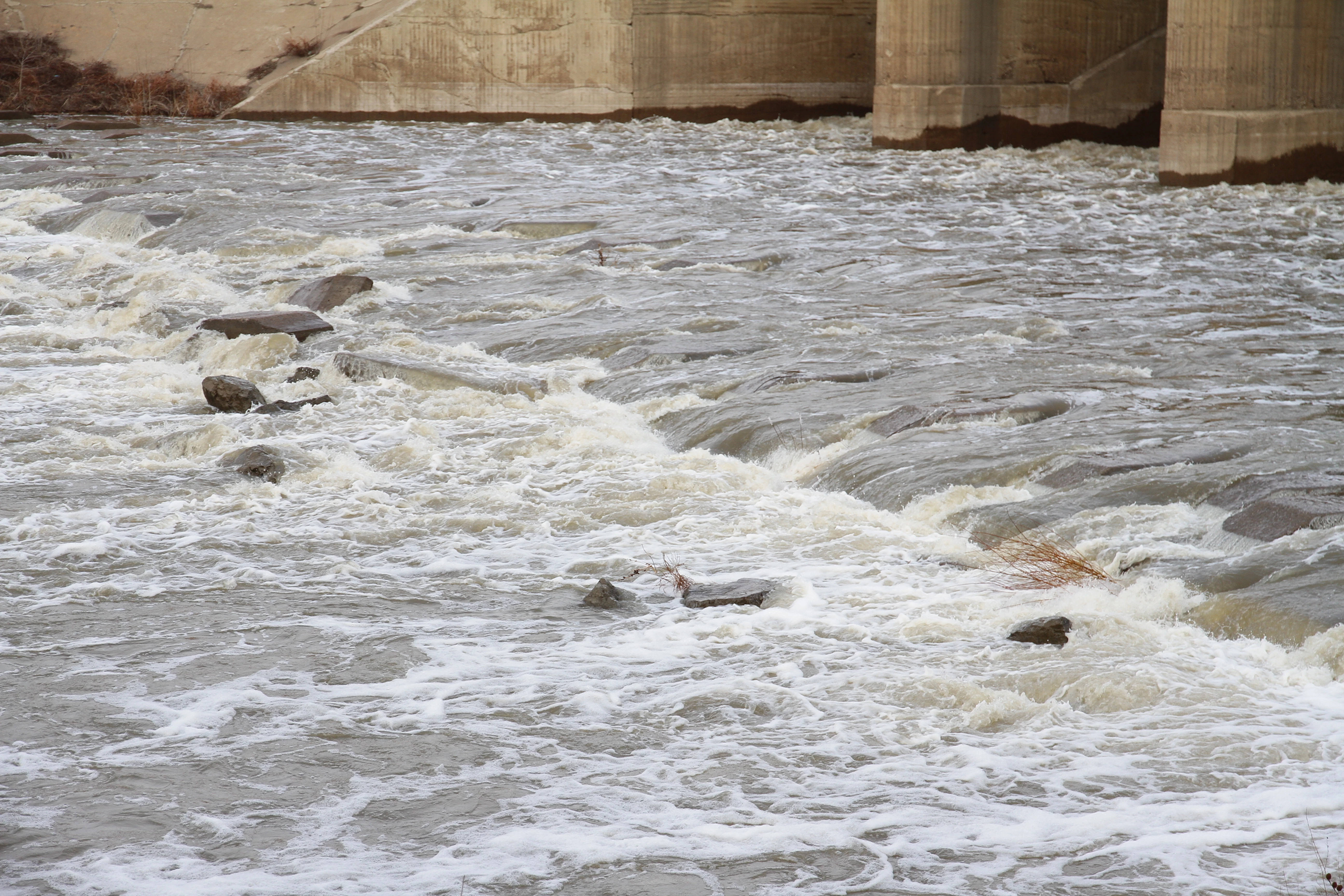 Сброс воды с Ириклинского водохранилища в Урал увеличился