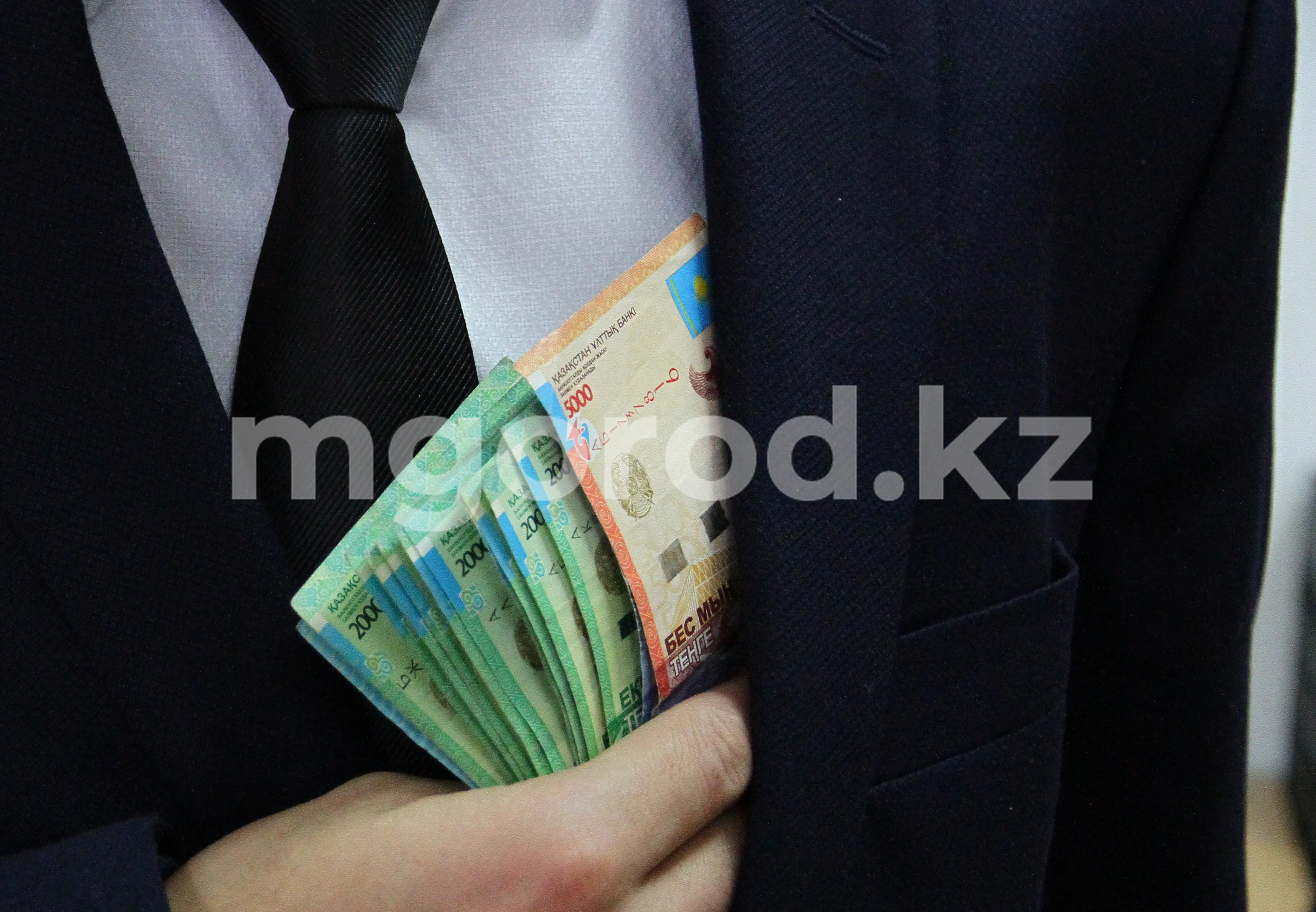 Штраф в 93 млн тенге должен заплатить судья из Атырауской области за мошенничество