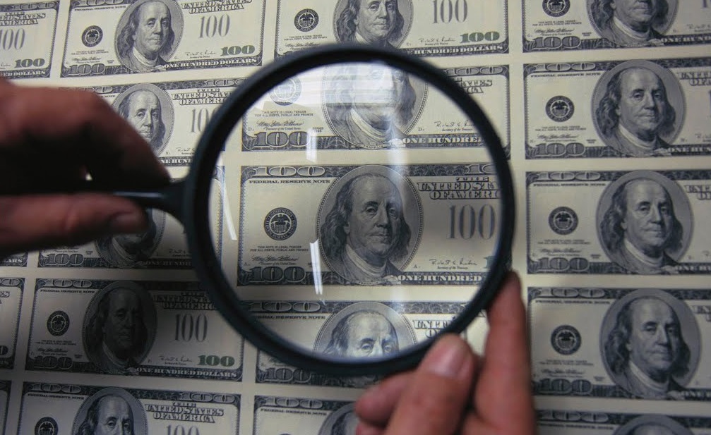 Сотни тысяч фальшивых долларов и евро сбывали в лотерейном клубе Уральска