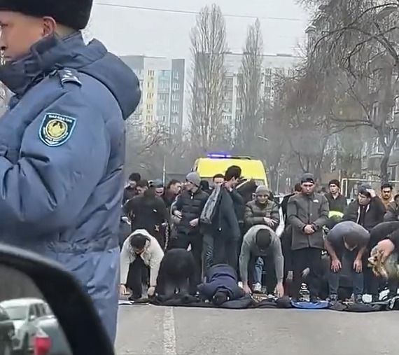 В Алматы группа мужчин перекрыла дорогу для совершения пятничной молитвы
