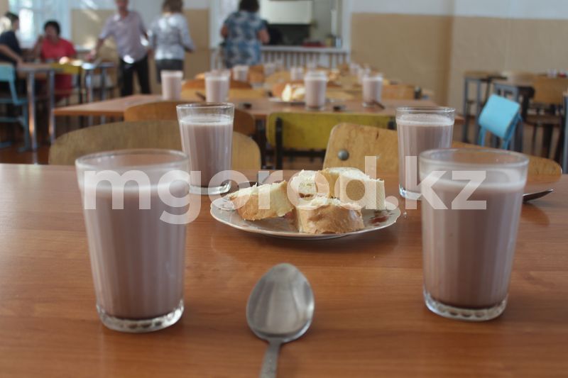 Родители казахстанских школьников смогут отслеживать посещаемость школьной столовой